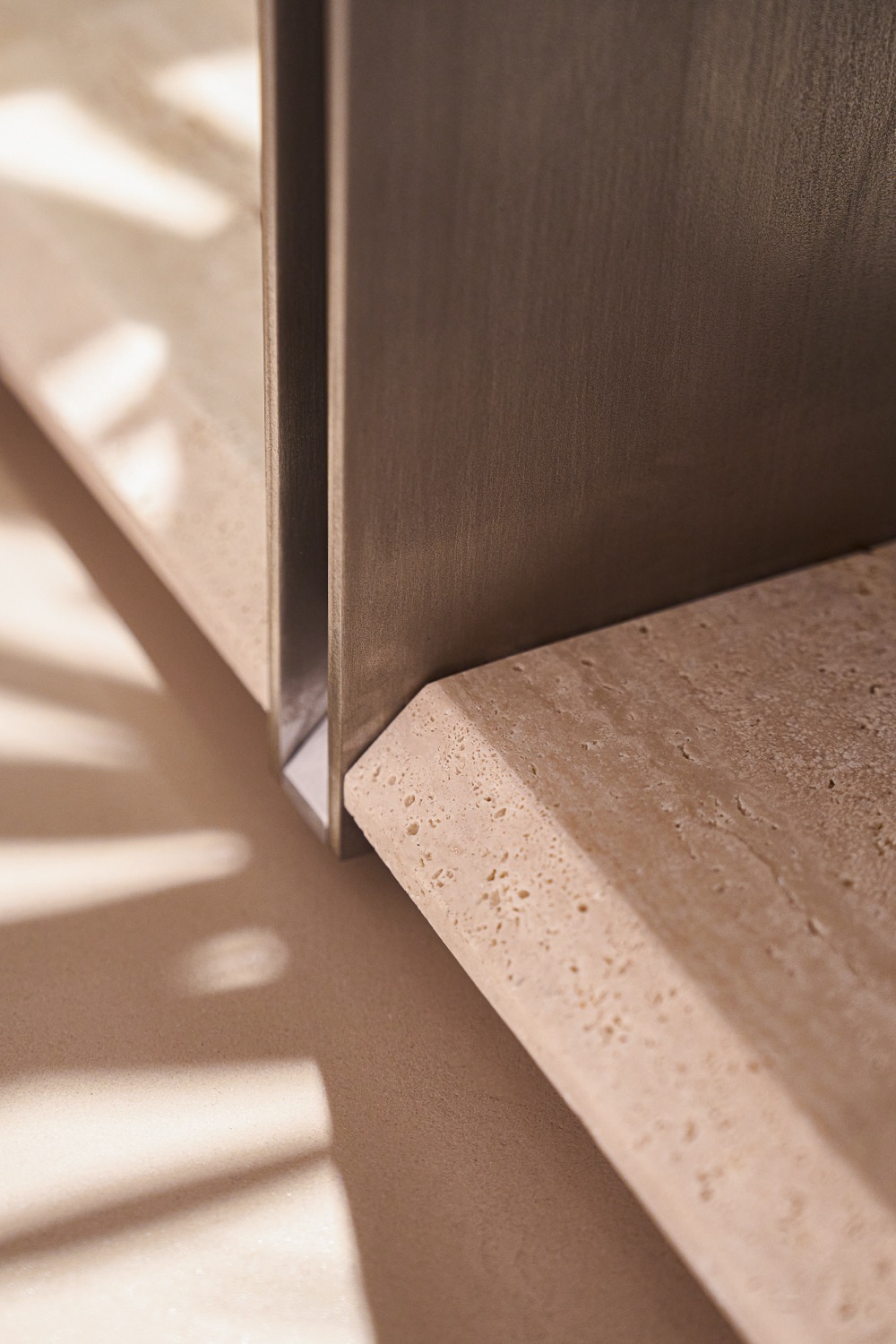 Interno residenziale con luce d'accento su materiali naturali