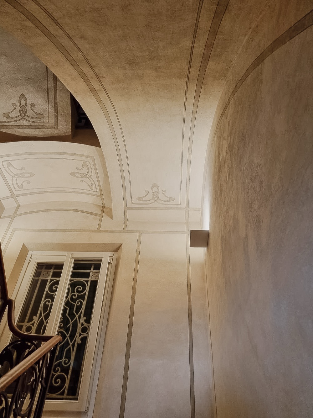 Spazio residenziale progettato con luce funzionale e decorativa integrata