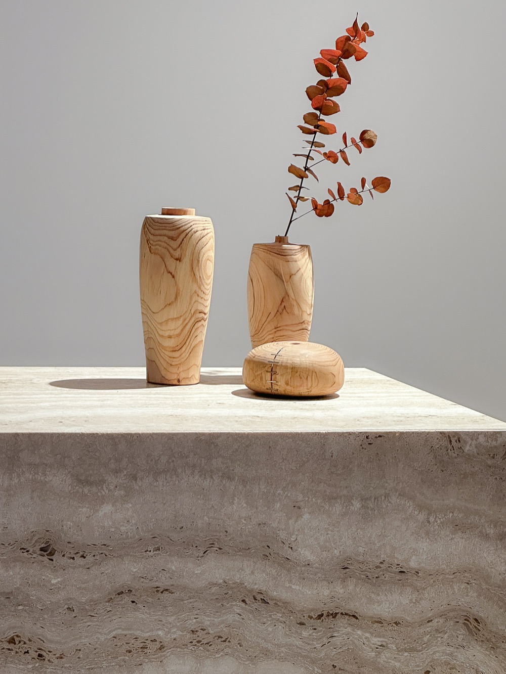 Dettaglio di interior design con luce morbida e comfort abitativo